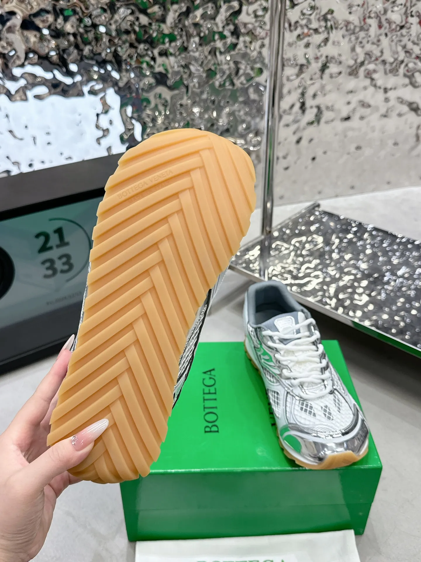 👟👟Ex-factory price 560👟👟 Men ➕20 💰𝐁𝐨𝐭𝐭𝐞𝐠𝐚 𝐕𝐞𝐧𝐞𝐭𝐚 Bodie Home Couple Style 👫BV Sports Shoes Wang Yibo Same Style Casual shoes for couples and dad shoes! Runner sneakers! Original purchase and development! Made of original lightweight technical mesh fabric, the same as the original version! The process is complicated! Paired with a geometric pattern designed rubber outsole, the higher version of the Wang Zha series is actually much taller, but the legs still look slim. Very nice. Durable and durable to play with, standard and version-matching shoe-packing technology. Look for high-end versions. The original outsole is exclusively molded, and the color-blocked TPU outsole is used. The material and weight are the same as the original! Size: Women’s size 35-41 (40 and 41 customized, non-refundable) Men’s size 39-45 (45 customized, non-refundable)